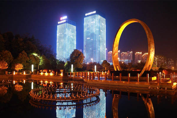 为实现城市照明节能，如何部署能源管理系统？